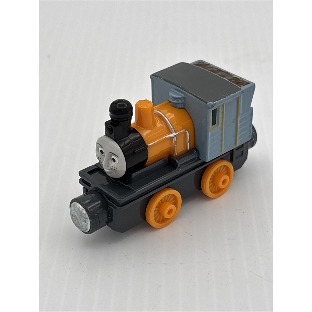 Thomas & Friends Take N Play Along DASH Diecast Magnetic Train Engine 2012